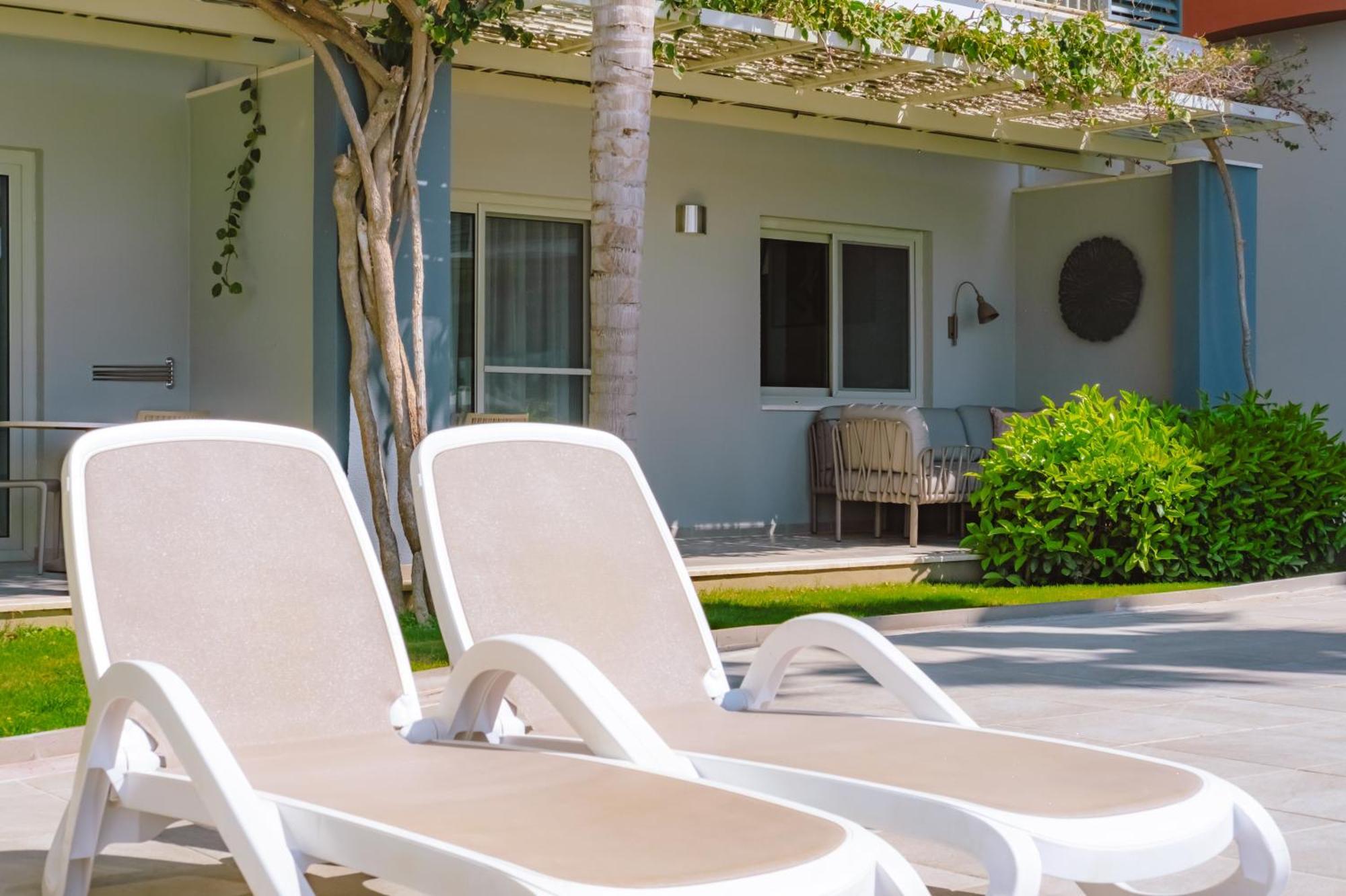 Deluxe Suite met Terras aan het Zwembad (2 Volwassenen + 2 Kinderen)